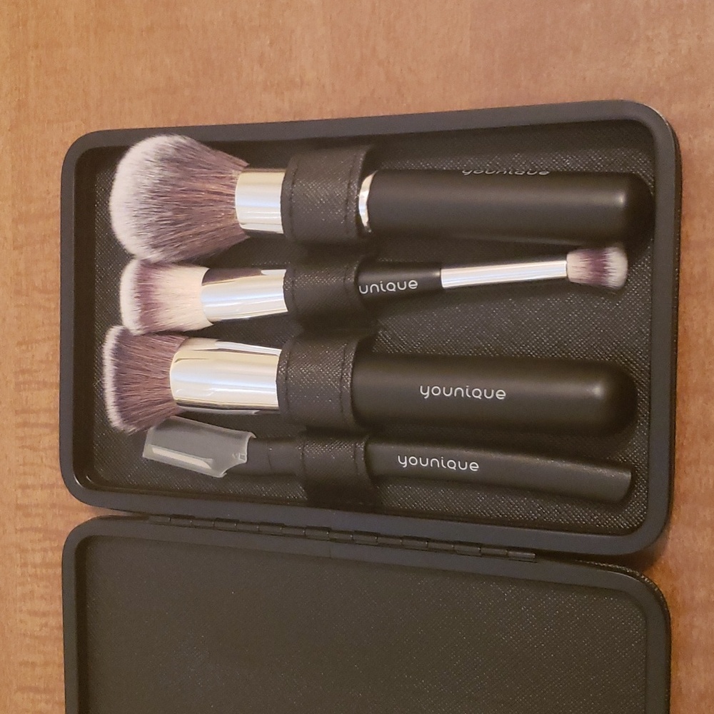 Younique brush set